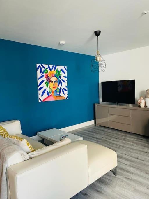 Stunning Huge Openplan 2Bed Flat Daire Woking Dış mekan fotoğraf