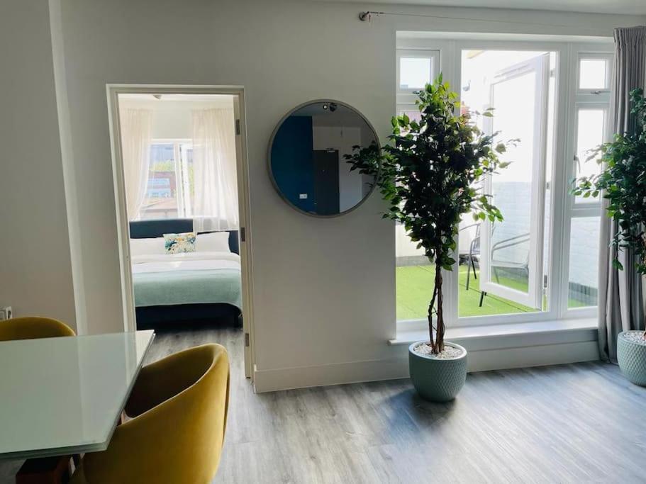 Stunning Huge Openplan 2Bed Flat Daire Woking Dış mekan fotoğraf