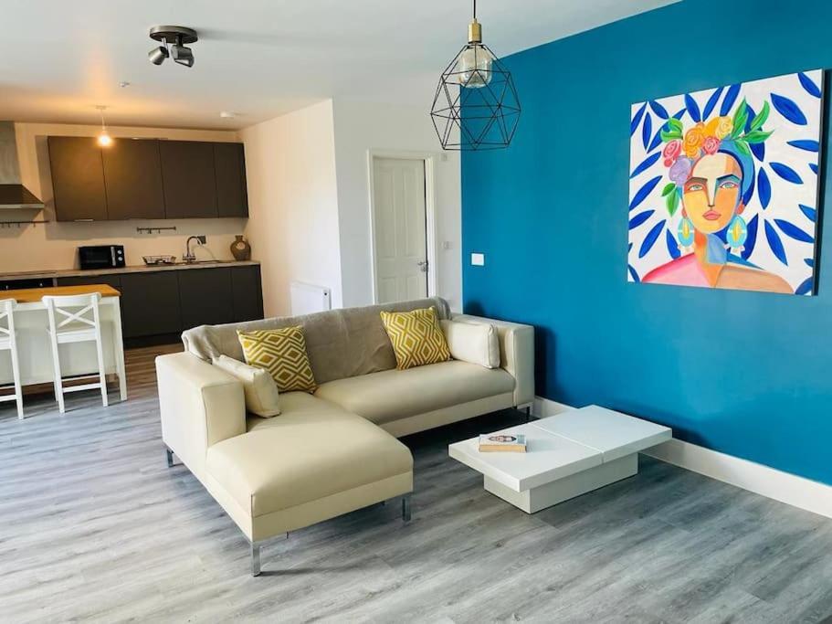 Stunning Huge Openplan 2Bed Flat Daire Woking Dış mekan fotoğraf