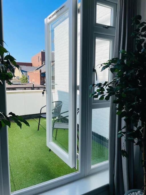 Stunning Huge Openplan 2Bed Flat Daire Woking Dış mekan fotoğraf