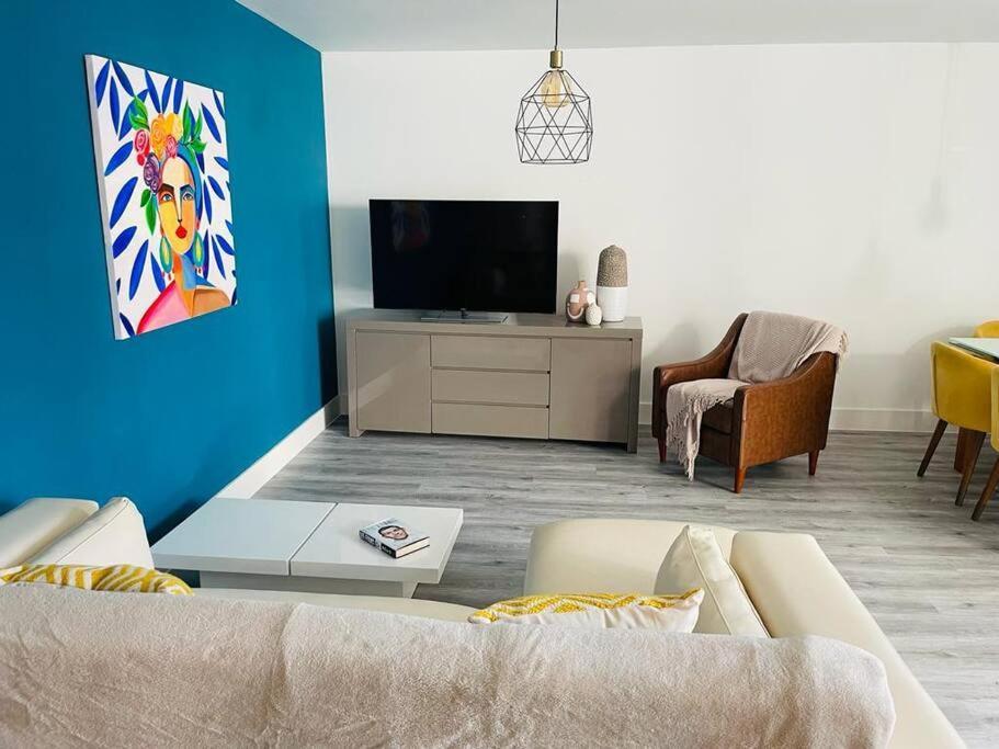 Stunning Huge Openplan 2Bed Flat Daire Woking Dış mekan fotoğraf