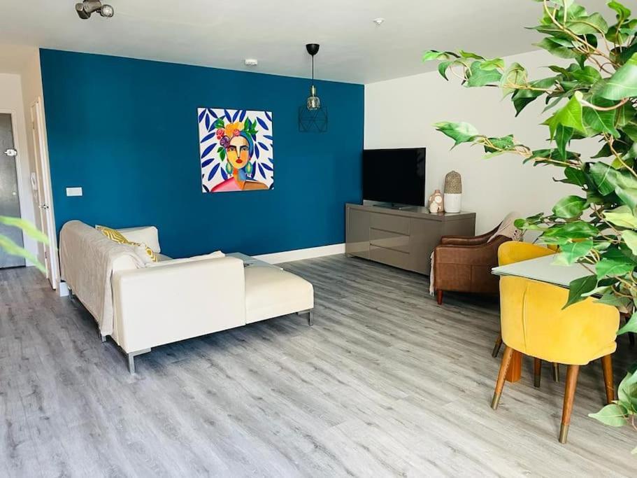 Stunning Huge Openplan 2Bed Flat Daire Woking Dış mekan fotoğraf
