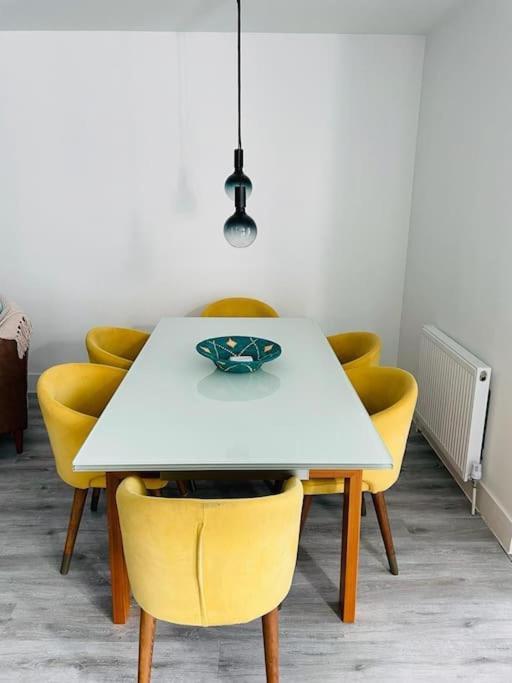 Stunning Huge Openplan 2Bed Flat Daire Woking Dış mekan fotoğraf