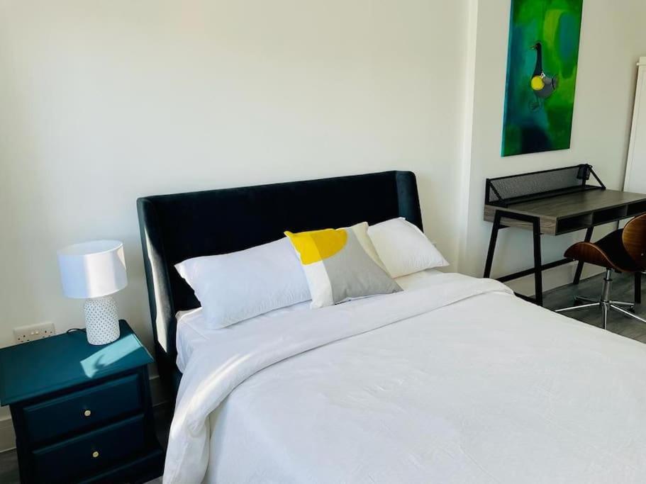 Stunning Huge Openplan 2Bed Flat Daire Woking Dış mekan fotoğraf