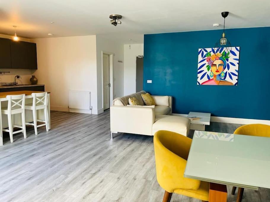 Stunning Huge Openplan 2Bed Flat Daire Woking Dış mekan fotoğraf