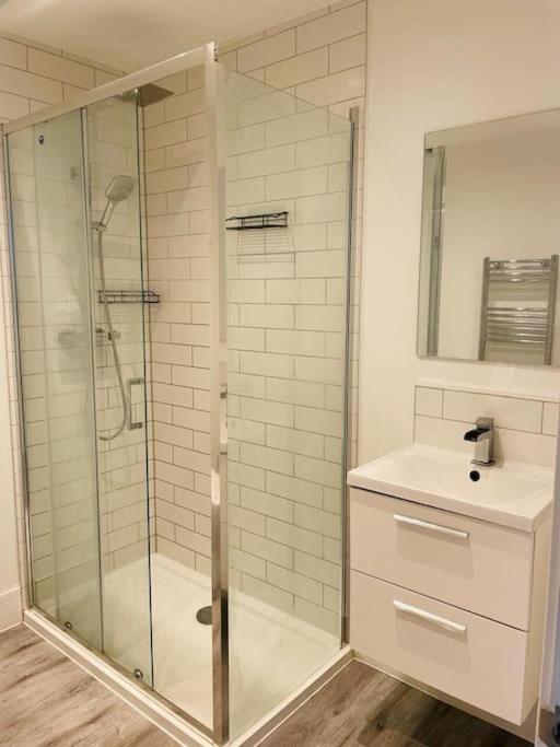 Stunning Huge Openplan 2Bed Flat Daire Woking Dış mekan fotoğraf