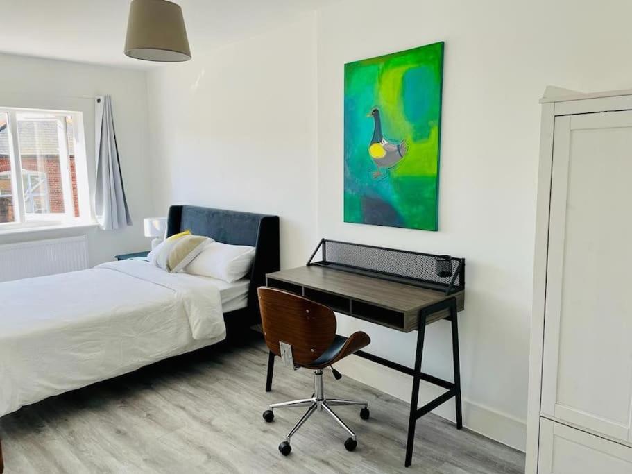Stunning Huge Openplan 2Bed Flat Daire Woking Dış mekan fotoğraf