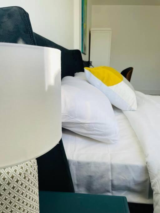 Stunning Huge Openplan 2Bed Flat Daire Woking Dış mekan fotoğraf