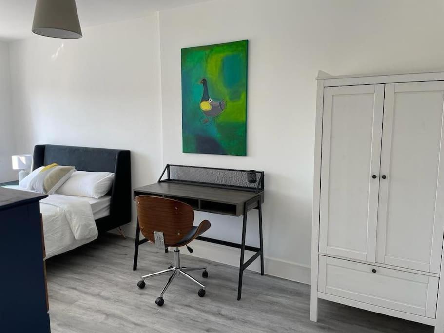 Stunning Huge Openplan 2Bed Flat Daire Woking Dış mekan fotoğraf