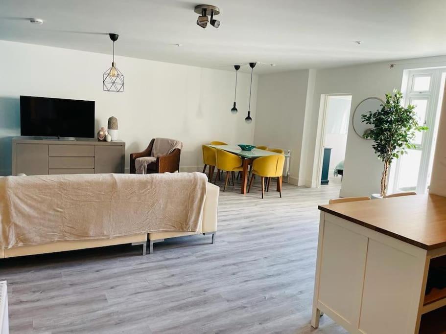 Stunning Huge Openplan 2Bed Flat Daire Woking Dış mekan fotoğraf