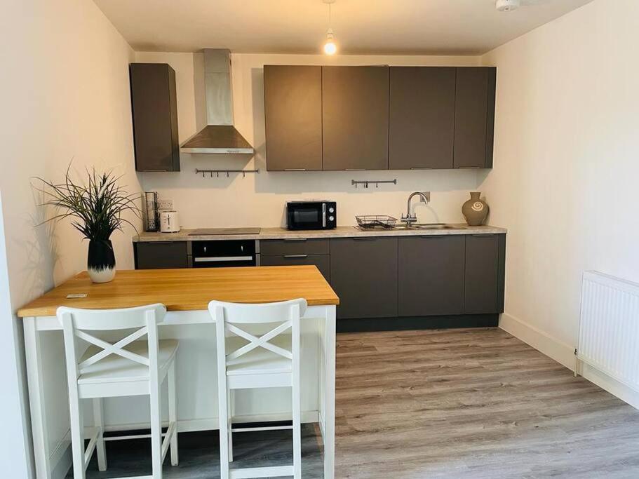 Stunning Huge Openplan 2Bed Flat Daire Woking Dış mekan fotoğraf